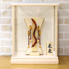 破魔弓: 木製・ちりめん インテリア破魔弓 赤紐 ホワイトオーク材 市松文様バック ガラスケース