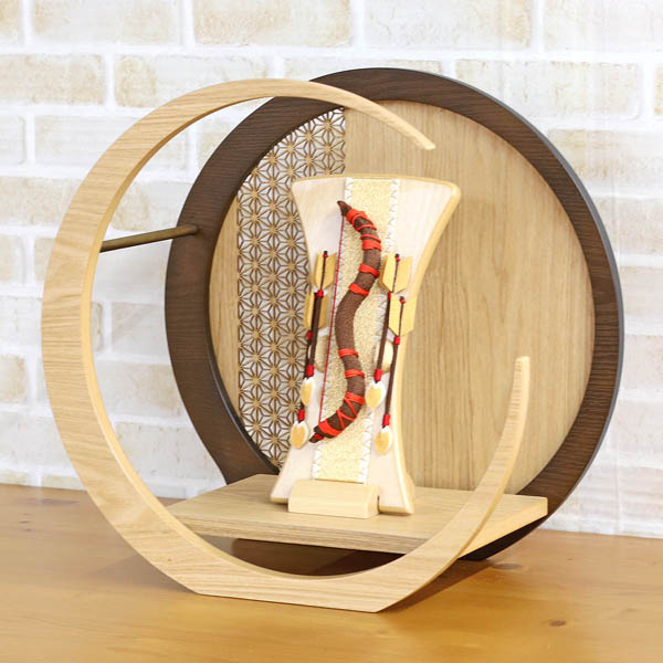 美山　 破魔弓　木製・ちりめん インテリア破魔弓 赤紐 透かし麻の葉模様 木製 円形 三日月形飾り台 (大)　詳細画像