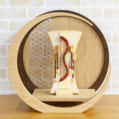 破魔弓: 木製・ちりめん インテリア破魔弓 赤紐 透かし麻の葉模様 木製 円形 三日月形飾り台 (大)