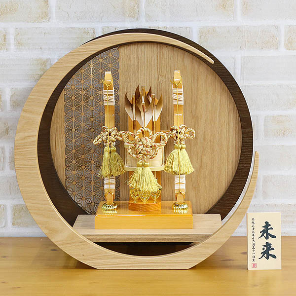 破魔弓 幹山 総檜造り破魔弓 昴 透かし麻の葉模様 木製 円形 三日月形飾り台 (大) 詳細画像 幹山 破魔弓 総檜造り破魔弓 昴 透かし麻の葉模様 木製 円形 三日月形飾り台 (大) 詳細画像