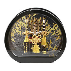 破魔弓: 円 まどか 黒金ラメ塗り 円形 丸形 アクリルケース飾り