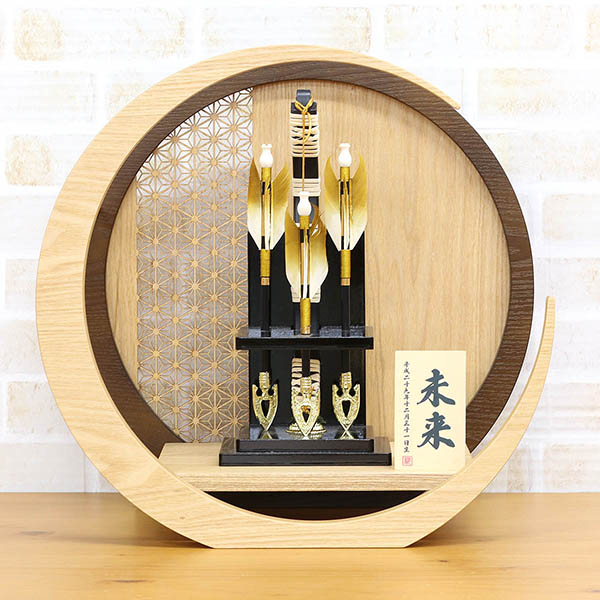 破魔弓 リュウコドウ 三本立 透かし麻の葉模様 木製 円形 三日月形飾り台 (大) 詳細画像 リュウコドウ 破魔弓 三本立 透かし麻の葉模様 木製 円形 三日月形飾り台 (大) 詳細画像