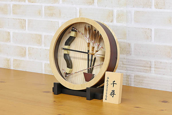 破魔弓 フジキ 壁掛け 額飾り 仁和 円形アクリルケース飾り スタンド付き 詳細画像 フジキ 破魔弓 壁掛け 額飾り 仁和 円形アクリルケース飾り スタンド付き 詳細画像