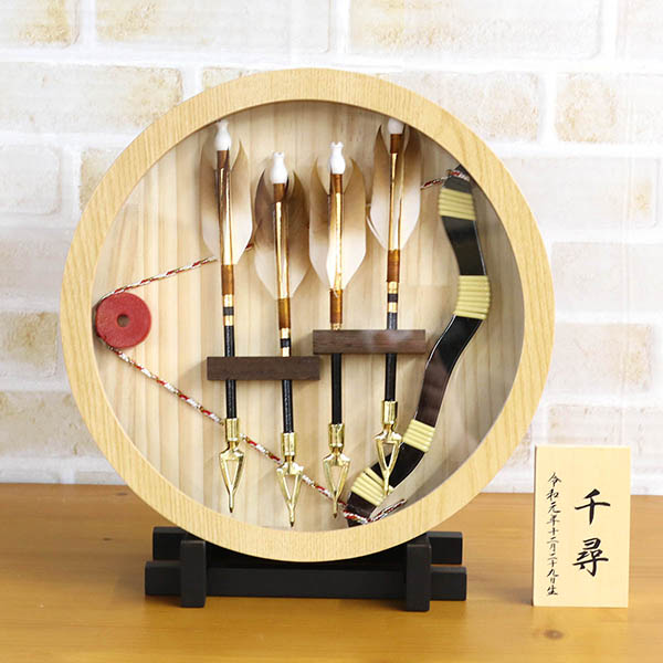 フジキ　 破魔弓　壁掛け 額飾り 寛和 円型アクリルケース飾り スタンド付き　詳細画像