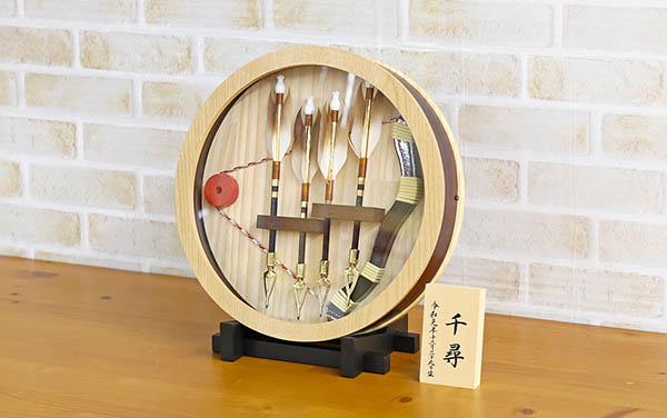 フジキ　 破魔弓　壁掛け 額飾り 寛和 円型アクリルケース飾り スタンド付き　詳細画像