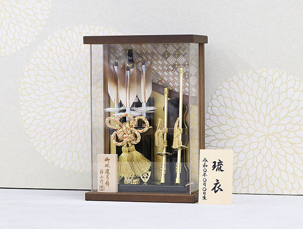 破魔弓 幹山 壁掛け 額飾り 絃 オーク材 寄木細工 金バック アクリルケース飾り 詳細画像 幹山 破魔弓 壁掛け 額飾り 絃 オーク材 寄木細工 金バック アクリルケース飾り 詳細画像