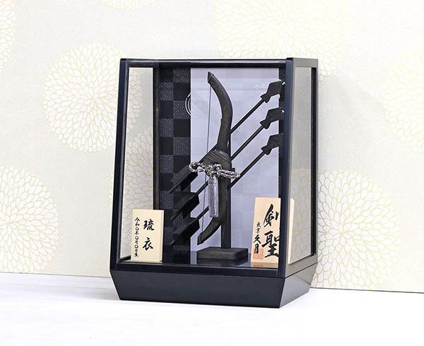 破魔弓 久月 剣聖 黒 木製 市松・四君子柄 黒塗り アクリルケース 詳細画像 久月 破魔弓 剣聖 黒 木製 市松・四君子柄 黒塗り アクリルケース 詳細画像
