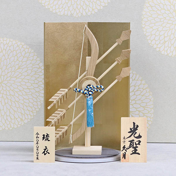 破魔弓 久月 光聖 白 木製 シャンパンゴールド二曲屏風 円形飾り台 詳細画像 久月 破魔弓 光聖 白 木製 シャンパンゴールド二曲屏風 円形飾り台 詳細画像