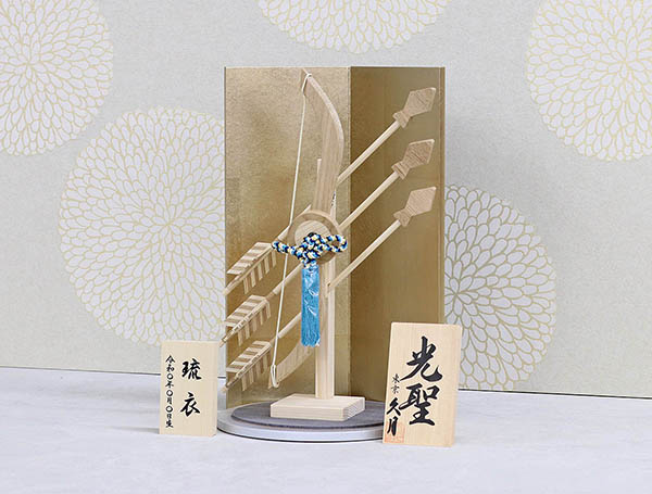 破魔弓 久月 光聖 白 木製 シャンパンゴールド二曲屏風 円形飾り台 詳細画像 久月 破魔弓 光聖 白 木製 シャンパンゴールド二曲屏風 円形飾り台 詳細画像