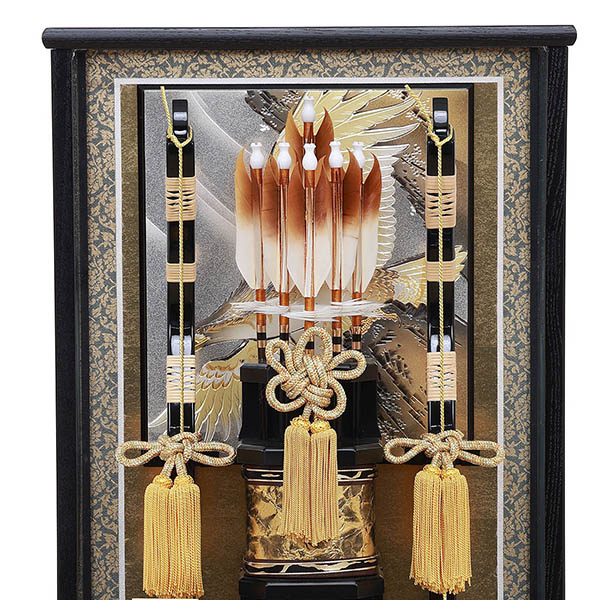 破魔弓 フジキ 北斗 岩鷹柄彫金バック 黒木目 面取り ガラスケース飾り 詳細画像 フジキ 破魔弓 北斗 岩鷹柄彫金バック 黒木目 面取り ガラスケース飾り 詳細画像