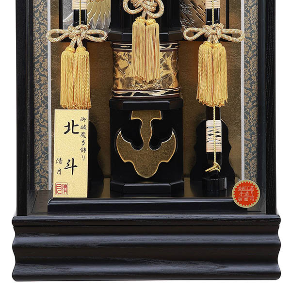 破魔弓 フジキ 北斗 岩鷹柄彫金バック 黒木目 面取り ガラスケース飾り 詳細画像 フジキ 破魔弓 北斗 岩鷹柄彫金バック 黒木目 面取り ガラスケース飾り 詳細画像