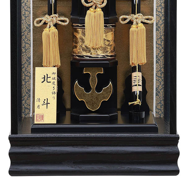 破魔弓 フジキ 北斗 岩鷹柄彫金バック 黒木目 面取り ガラスケース飾り 詳細画像 フジキ 破魔弓 北斗 岩鷹柄彫金バック 黒木目 面取り ガラスケース飾り 詳細画像