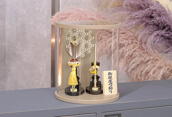 破魔弓 美光 瑞祥 黒 モカ塗り まどか 麻の葉文様 円形 筒型 アクリルケース 詳細画像 美光 破魔弓 瑞祥 黒 モカ塗り まどか 麻の葉文様 円形 筒型 アクリルケース 詳細画像