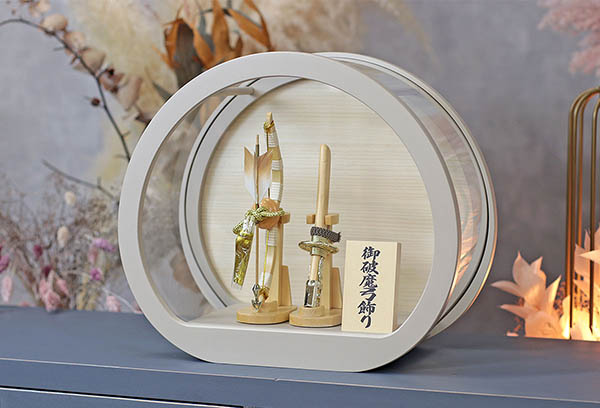 破魔弓 守田 瑞祥 白木 円型 丸型 木目バック ベージュ・モカ塗 アクリルケース 詳細画像 守田 破魔弓 瑞祥 白木 円型 丸型 木目バック ベージュ・モカ塗 アクリルケース 詳細画像