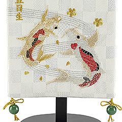 刺繍仕立て 白揃え名前旗飾り 瑞祥の鯉 （小） ※名前・生年月日部分は刺繍