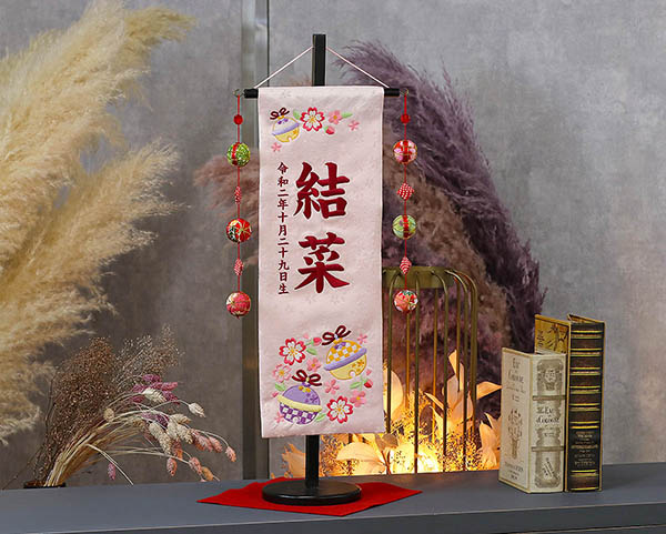 鈴と花輪 薄ピンク （中） 鞠三連つるし 毛せん 台付き  ※名入は刺繍