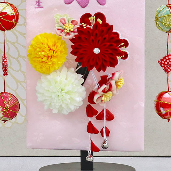 つまみ細工 丸菊と赤菊 髪飾り付き 薄ピンク (小) 鞠三連つるし 毛せん 台付き  ※名入は刺繍
