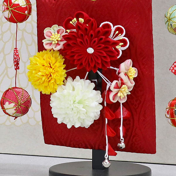 つまみ細工 丸菊と赤菊 髪飾り付き 赤 (小) 鞠三連つるし 毛せん 台付き  ※名入は刺繍
