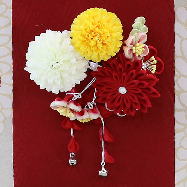 つまみ細工 丸菊と赤菊 髪飾り付き 赤 (特中) 鞠三連つるし 毛せん 台付き  ※名入は刺繍